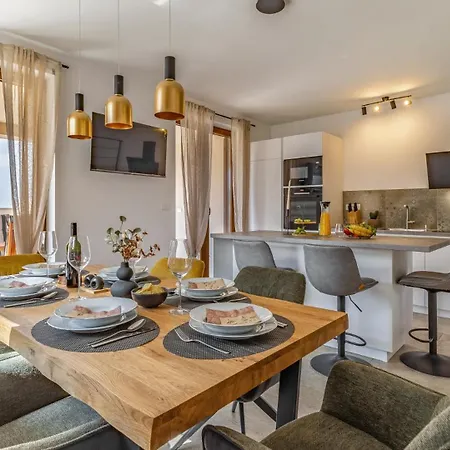 Bella By Guide Vila *